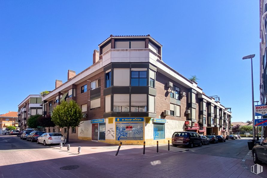 Local en alquiler en Calle Jardín, 28, San Fernando de Henares, Madrid, 28830 con coche, edificio, cielo, rueda, propiedad, neumático, ventana, vehículo, luz de la calle y arquitectura alrededor