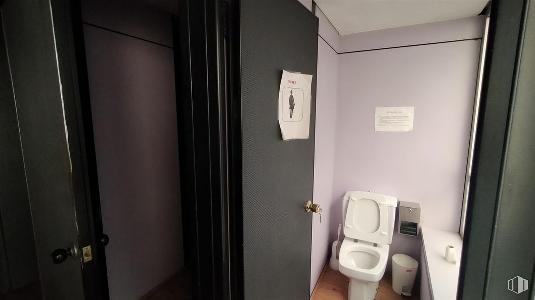 Office for rent at Calle Félix Boix, Chamartín, Madrid, 28036 with toilet, fixture, building, door, toilet seat, bathroom, plumbing fixture, automotive design, house and plumbing around