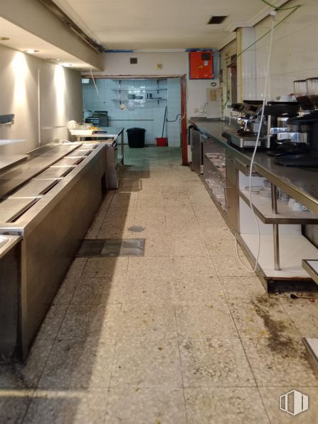 Local en alquiler y venta en Centro Comercial Fuenlabrada 2, Calle Portugal, 33, Fuenlabrada, Madrid, 28942 con suelos, suelo, madera, gas, neumático, hall, asfalto, techo, ingeniería y máquina alrededor