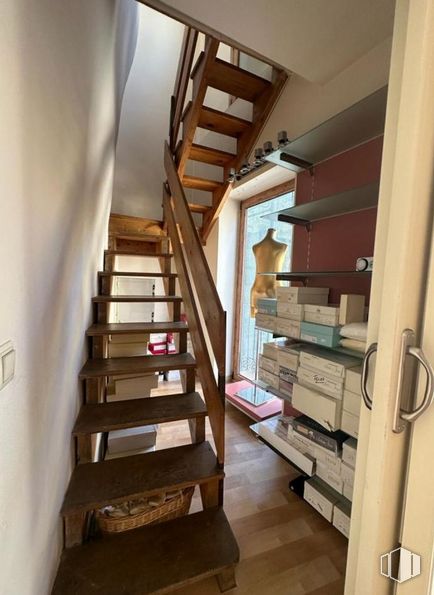 Retail for sale at Centro, Cuenca, 16001 with building, stairs, wood, window, bookcase, fixture, shelving, shelf, publication and house around