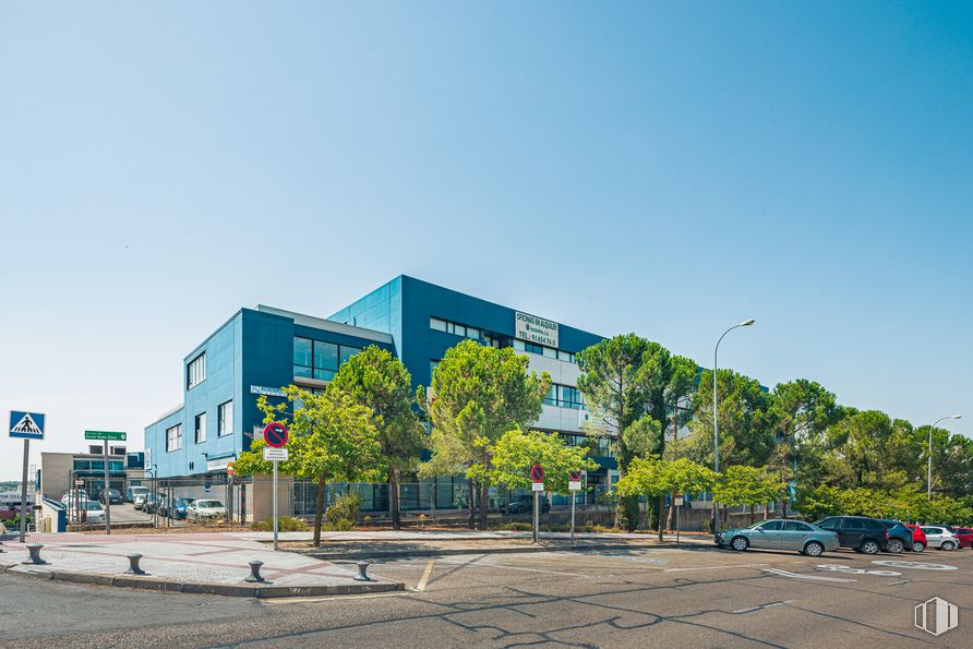 Oficina en alquiler en Avenida Doctor Severo Ochoa, 47, Alcobendas, Madrid, 28100 con edificio, cielo, luz de la calle, árbol, superficie de carretera, diseño urbano, planta, coche, rueda y asfalto alrededor