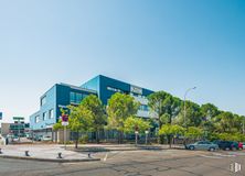 Office for rent at Avenida Doctor Severo Ochoa, 47, Alcobendas, Madrid, 28100 with building, sky, street light, tree, road surface, urban design, plant, car, wheel and asphalt around