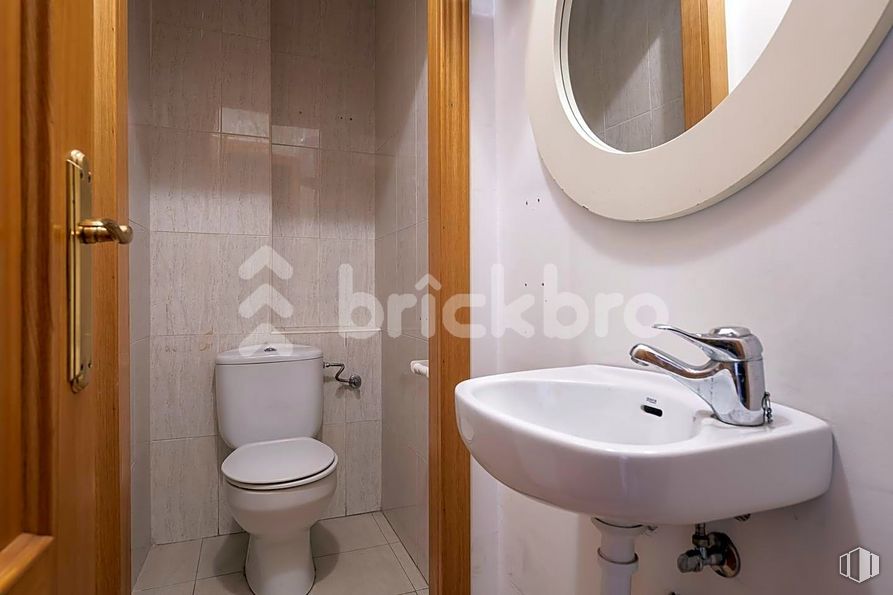 Retail for sale at Calle Juan Francisco Pascual, 2, Hortaleza, Madrid, 28033 with toilet, tap, sink, door handle, mirror, plumbing fixture, property, photograph, bathroom sink and white around