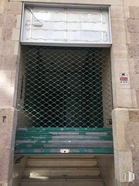 Retail for sale & for rent at Calle José Luis Álvarez de Castro, Cuenca, 16002 with window blind, building, fixture, wood, window, composite material, facade, gas, symmetry and font around