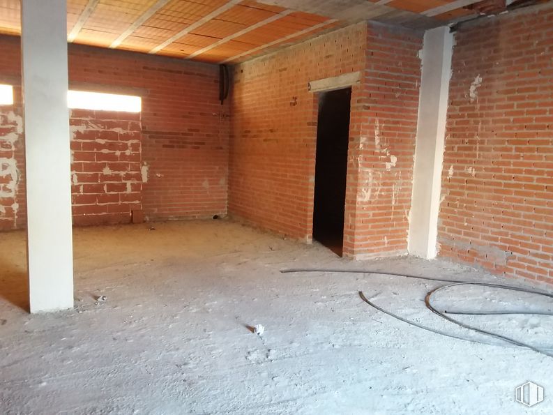 Local en alquiler y venta en Paseo Descubrimiento, 6, San Martín de la Vega, Madrid, 28330 con puerta, madera, albañilería, ladrillo, pasillo, suelo, piso, edificio, material de construcción y madera alrededor