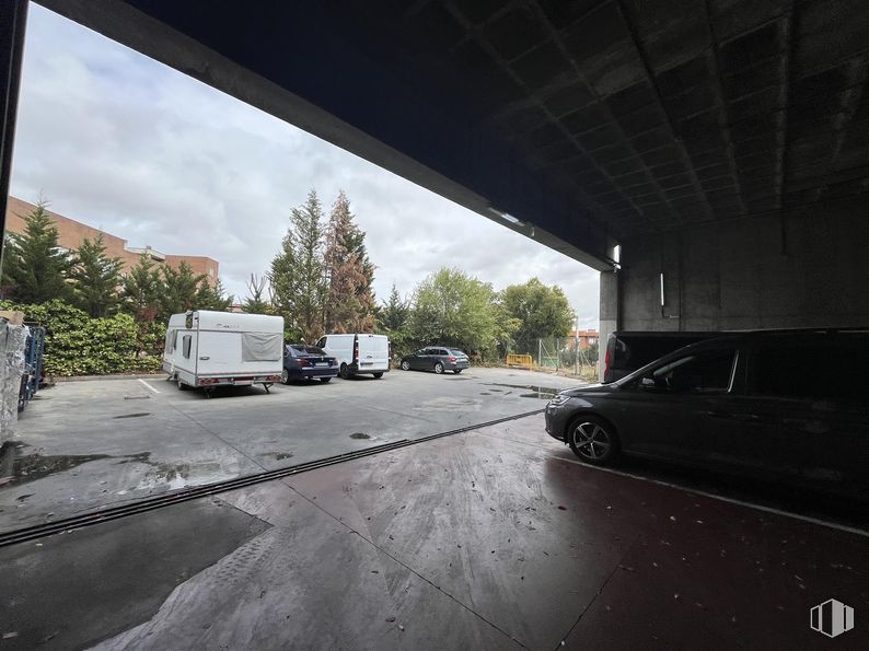 Nave en alquiler en C.C Perales del Carmen, Calle Groenlandia, 6, Getafe, Madrid, 28909 con camioneta, neumático, coche, rueda, luz de estacionamiento, vehículo, cielo, nube, iluminación del automóvil y vehículo de motor alrededor