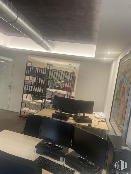 Oficina en venta en Calle Serrano, 213, Chamartín, Madrid, 28016 con pantalla de ordenador, teclado del ordenador, estantería, ordenador, mesa, ordenador personal, edificio, silla de oficina, escritorio del ordenador y silla alrededor