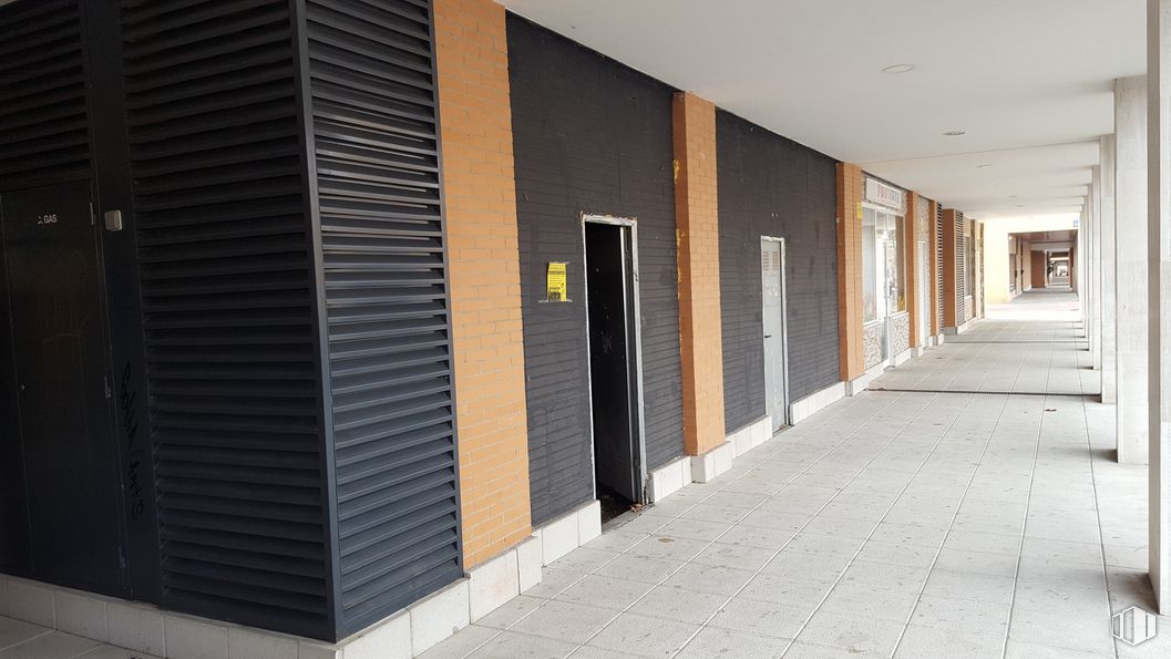 Local en venta en Calle Alcalde Pedro González, 3, Leganés, Madrid, 28914 con edificio, accesorio, madera, pared, material compuesto, puerta, fachada, suelo, ladrillo y tintes y matices alrededor