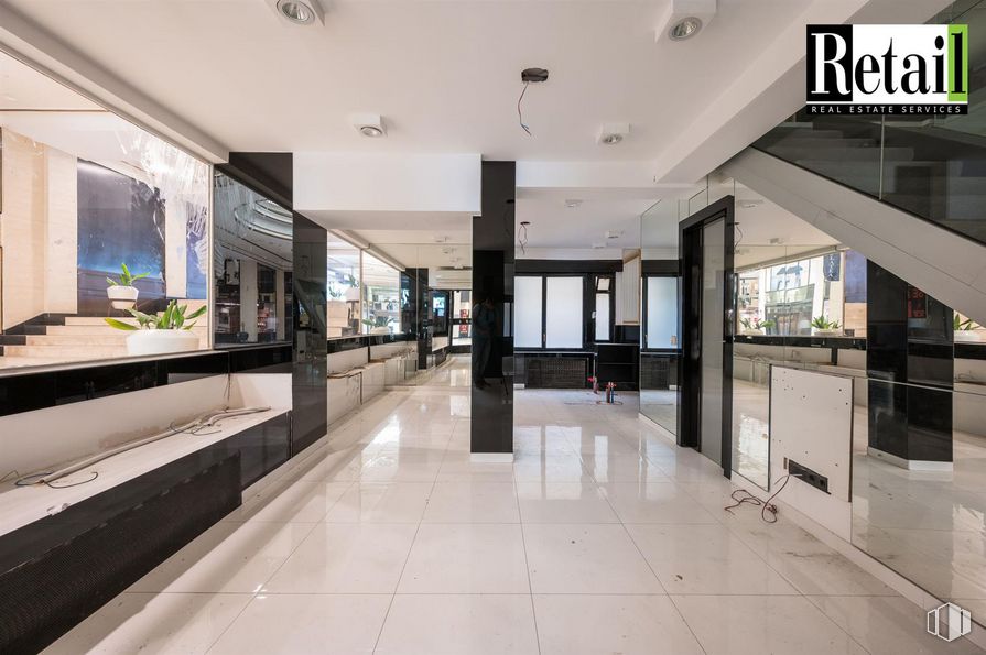 Local en alquiler y venta en Calle Goya, Salamanca, Madrid, 28001 con edificio, interiorismo, suelos, suelo, planta, sofá, puerta, vidrio, fachada y condominio alrededor