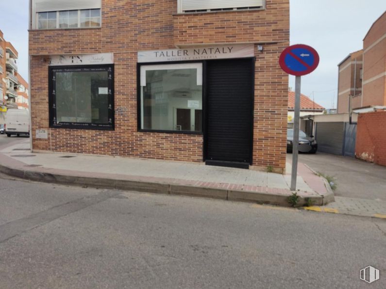 Retail for sale at Calle Getafe, 10, Fuenlabrada, Madrid, 28944 with window, building, road surface, brickwork, asphalt, brick, neighbourhood, wall, residential area and sidewalk around