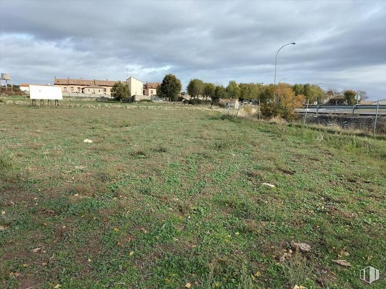 Land for sale at Vicolozano, Ávila, 05194 with cloud, sky, plant, street light, tree, natural landscape, land lot, grass, plain and building around