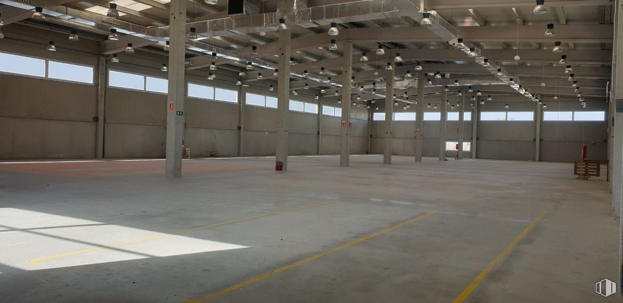 Industrial for sale at Paseo Tren Talgo, Las Rozas de Madrid, Madrid, 28290 with building, field house, hall, floor, flooring, fixture, composite material, parking, shade and beam around