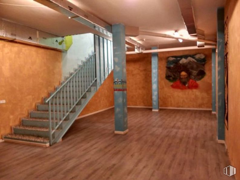 Retail for sale at Calle Fernando III, Villaviciosa de Odón, Madrid, 28670 with painting, building, wood, floor, flooring, wood stain, hardwood, stairs, house and ceiling around