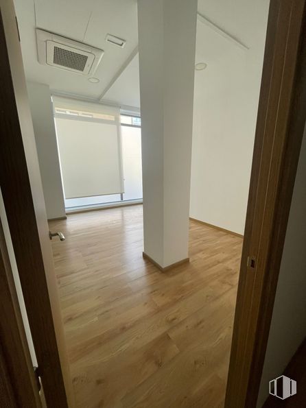 Oficina en alquiler en Calle Monasterio de Caaveiro, 13 , Fuencarral - El Pardo, Madrid, 28049 con accesorio, madera, suelos, ventana, suelo, tinte para madera, tablón, madera dura, casa y suelo laminado alrededor