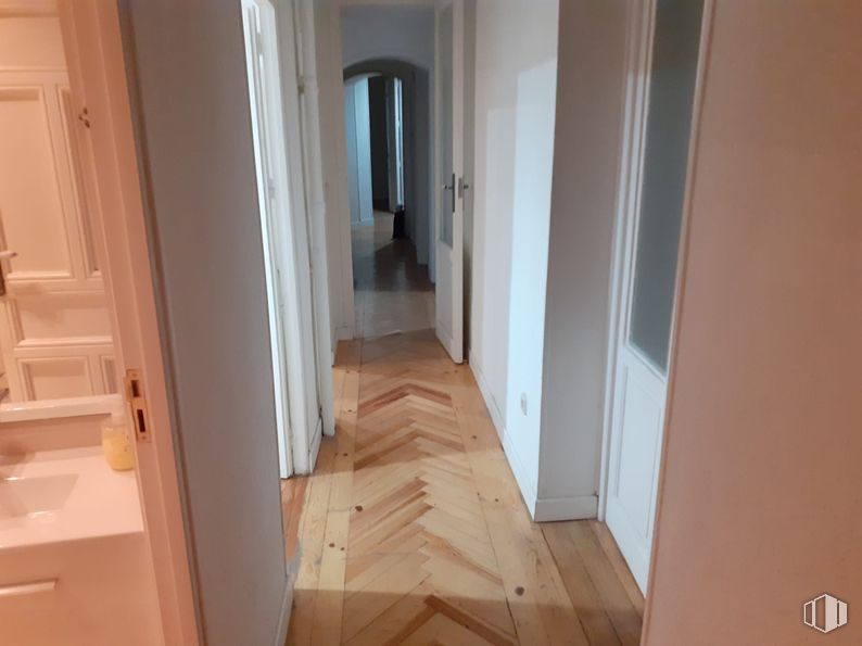 Oficina en alquiler en Zona Arguelles, Moncloa - Aravaca, Madrid, 28008 con madera, accesorio, suelos, suelo, edificio, puerta, tinte para madera, madera dura, hall y puerta de casa alrededor