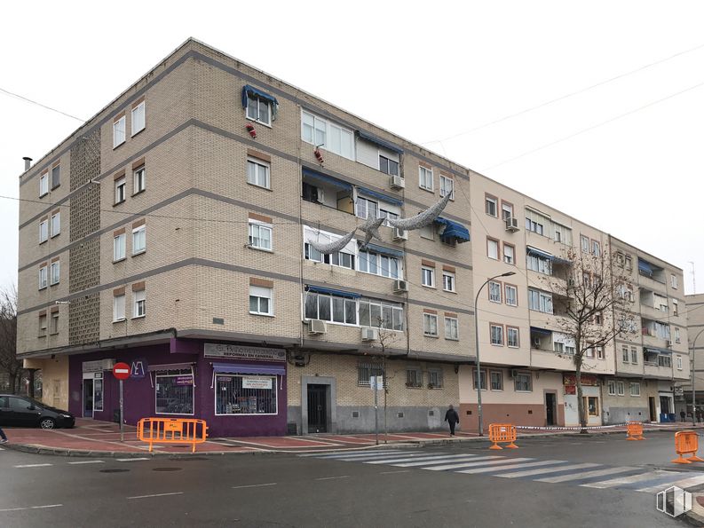 Retail for sale at Calle Isabel II, 25, Parla, Madrid, 28980 with building, sky, window, tower block, urban design, condominium, asphalt, street light, residential area and thoroughfare around