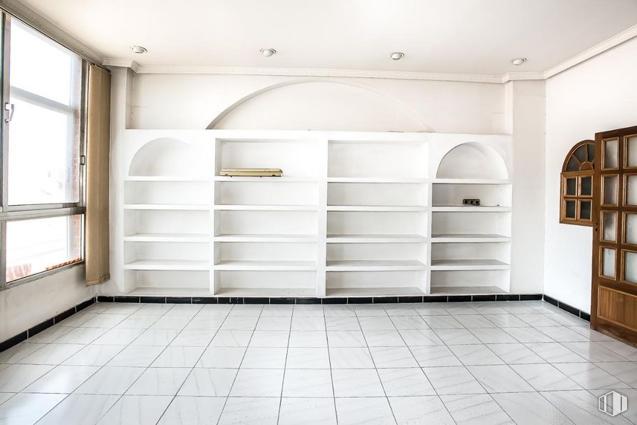 Office for sale at Calle Lenguas, 16, Villaverde, Madrid, 28021 with bookcase, window, cabinetry, furniture, shelf, shelving, wood, drawer, interior design and floor, rectangle around