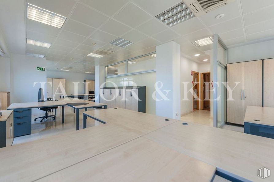 Oficina en venta en Paseo Castellana, Chamartín, Madrid, 28046 con alumbrado, lámpara, mesa, mueble, edificio, madera, hall, silla, suelos y escritorio alrededor