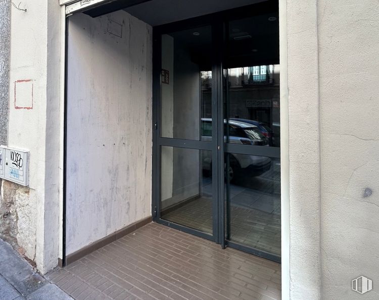 Retail for rent at Calle San Andrés, 38, Centro, Madrid, 28004 with door, fixture, building, vehicle door, automotive exterior, flooring, composite material, facade, home door and wood around