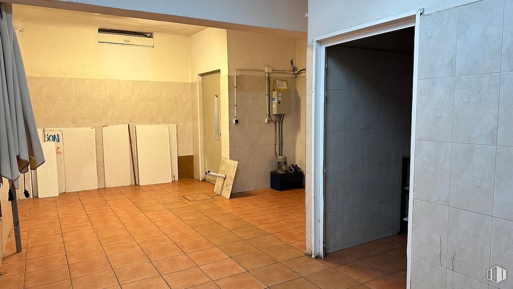 Retail for rent at Calle General Álvarez de Castro, 37, Chamberí, Madrid, 28010 with door, property, fixture, flooring, floor, wood, tile flooring, ceiling, hardwood and hall around