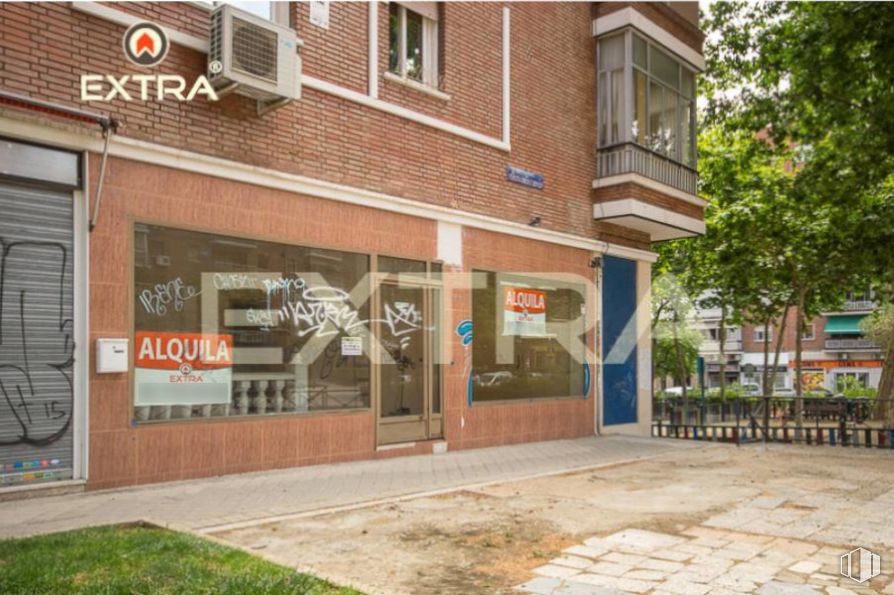 Retail for sale & for rent at Plaza San Amaro, Tetuán, Madrid, 28020 with window, door, property, plant, architecture, building, neighbourhood, tree, brick and real estate around