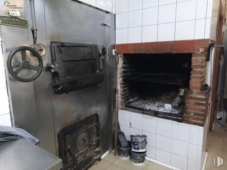 Retail for sale at Zona Collado Hermoso, Collado Hermoso, Segovia, 40170 with wheel, stove, kitchen appliance, hearth, kitchen stove, home appliance, major appliance, gas, cooking and wood around