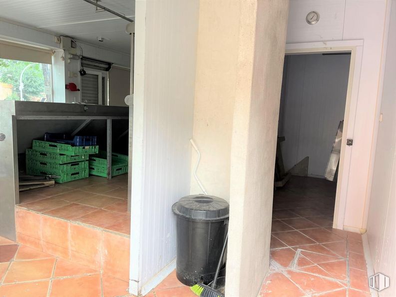 Retail for sale & for rent at Camino Viejo de Leganés, Carabanchel, Madrid, 28025 with waste container, building, waste containment, fixture, wood, house, flooring, floor, gas and hardwood around