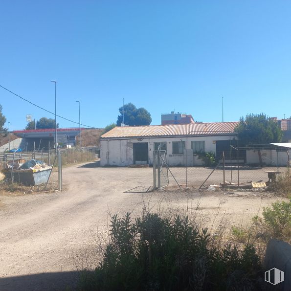 Nave en venta en Zona industrial, Fuenlabrada, Madrid, 28944 con cielo, planta, edificio, ventana, lote de terreno, asfalto, árbol, luz de la calle, zona residencial y zona rural alrededor