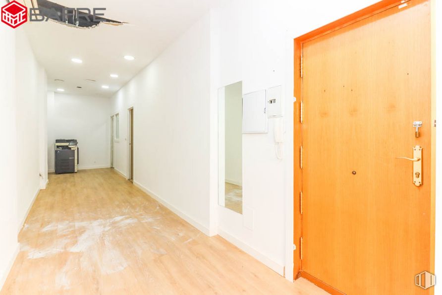 Retail for sale at Calle Antonio Salvador, Usera, Madrid, 28026 with door, fixture, building, wood, interior design, floor, flooring, house, hall and real estate around