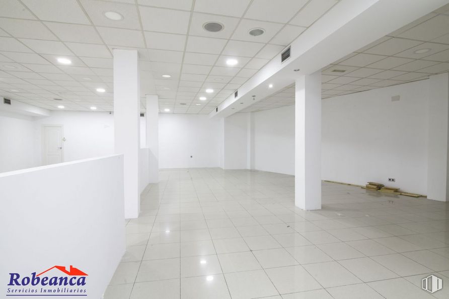 Retail for rent at Avenida Portugal, 9, Ávila, 05001 with interior design, floor, flooring, hall, line, material property, glass, fixture, ceiling and space around