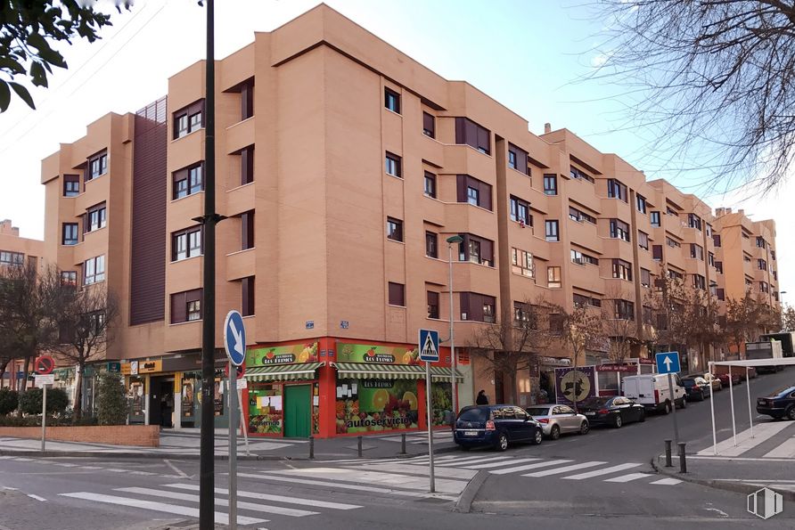 Local en venta en Avenida Ejército, 17, Arganda del Rey, Madrid, 28500 con edificio, coche, cielo, ventana, luz de la calle, árbol, diseño urbano, arquitectura, condominio y vehículo alrededor