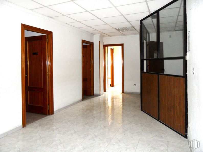 Oficina en alquiler en Calle Madrid, Getafe, Madrid, 28901 con puerta, accesorio, madera, hall, interiorismo, suelos, suelo, madera dura, tinte para madera y puerta de casa alrededor