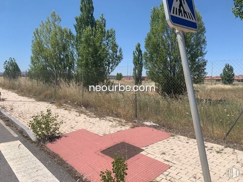 Land for sale at Calle Bartolomé de las Casas, Ávila, 05002 with plant, traffic sign, sky, plant community, infrastructure, tree, road surface, land lot, vegetation and grass around