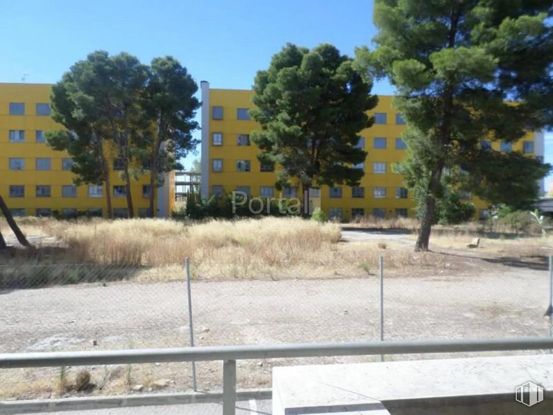 Local en venta en Calle Francisco Aritio, Guadalajara, 19004 con edificio, planta, propiedad, cielo, ventana, árbol, asfalto, superficie de la carretera, arquitectura y lote de terreno alrededor