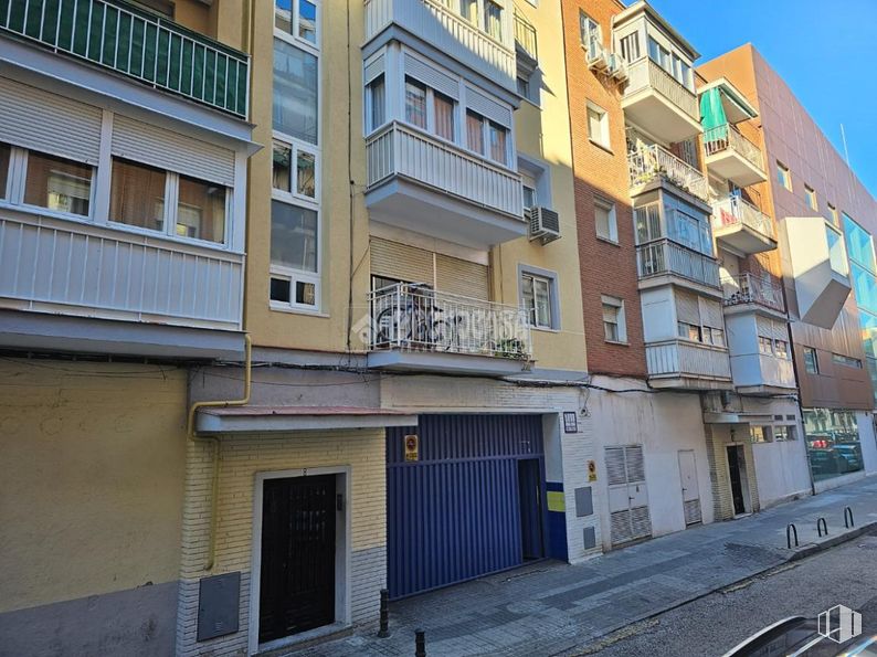 Local en venta en Zona Centro, Alcorcón, Madrid, 28921 con puerta, edificio, durante el día, propiedad, ventana, cielo, diseño urbano, condominio, madera y barrio alrededor