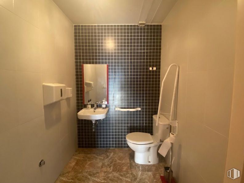 Retail for rent at Calle Escuelas, Sonseca, Toledo, 45100 with toilet, sink, bidet, property, plumbing fixture, bathroom, building, purple, floor and flooring around