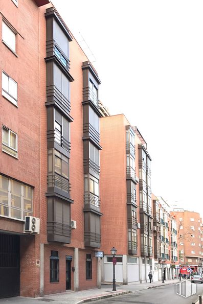 Retail for rent at Calle General Palanca, 24, Arganzuela, Madrid, 28045 with window, building, property, sky, brick, tower block, brickwork, wood, condominium and urban design around