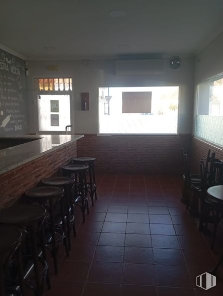 Retail for sale & for rent at Zona céntrica, Quintanar de la Orden, Toledo, 45800 with window, stool, flooring, floor, ceiling, restaurant, hardwood, wood stain, chair and varnish around