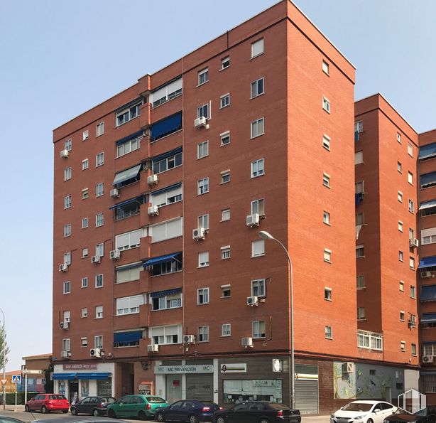 Local en venta en Calle Castilla la Nueva, 44, Fuenlabrada, Madrid, 28941 con edificio, coche, rueda, cielo, neumático, ventana, vehículo, bloque de torre, diseño urbano y casa alrededor