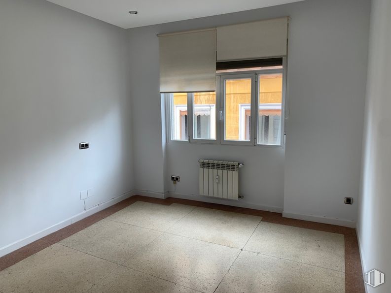 Oficina en alquiler en Zona Centro, Centro, Madrid, 28015 con ventana, propiedad, accesorio, edificio, madera, pasillo, suelo, pintura, pared y sombra alrededor