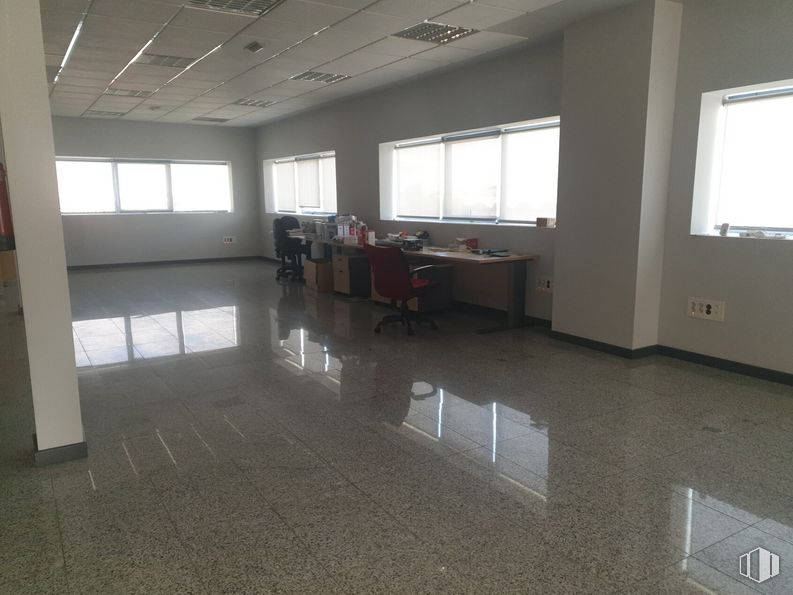 Oficina en alquiler y venta en Polígono Industrial La Carpetania, Getafe, Madrid, 28906 con silla, ventana, mesa, accesorio, pasillo, madera, diseño de interiores, piso, suelo y edificio alrededor