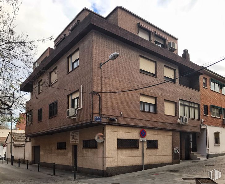 Retail for rent at Calle Escorial, 13, Las Rozas de Madrid, Madrid, 28230 with building, sky, window, cloud, urban design, fixture, house, residential area, brick and facade around