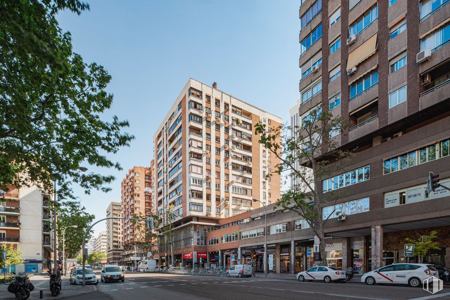 Oficina en alquiler en Calle Orense, 16 , Tetuán, Madrid, 28020 con coche, edificio, cielo, durante el día, rueda, ventana, infraestructura, bloque de pisos, neumático y diseño urbano alrededor