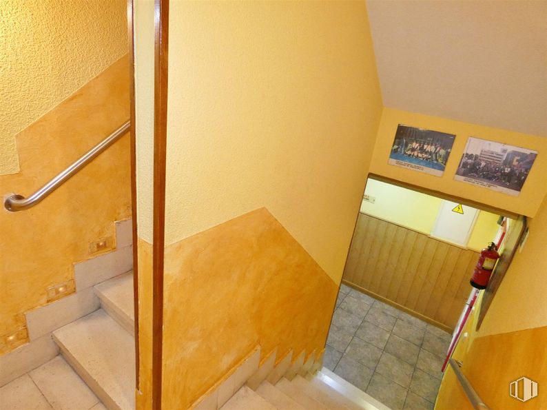 Local en venta en Calle Divino Valles, Alcalá de Henares, Madrid, 28805 con edificio, escaleras, madera, casa, accesorio, suelos, suelo, tinte para madera, madera dura y pintura alrededor