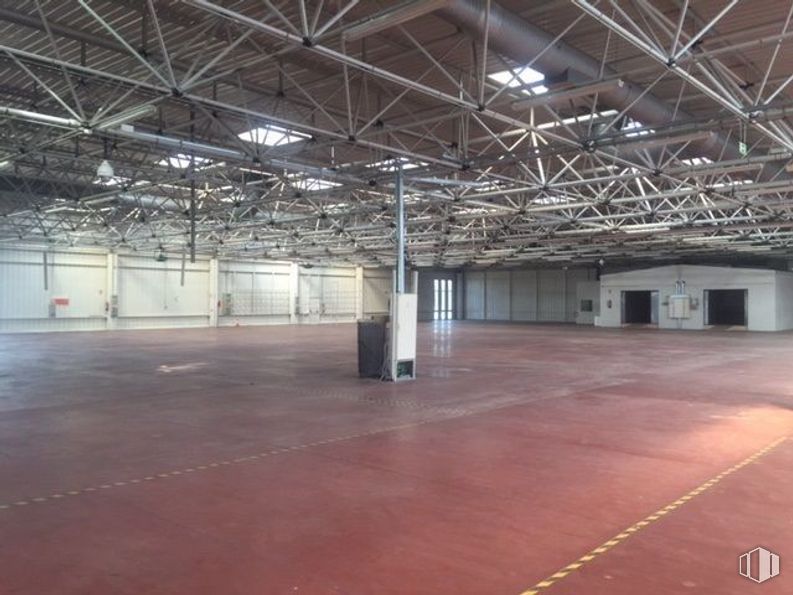 Nave en alquiler y venta en Zona Industrial Tres Cantos, Tres Cantos, Madrid, 28760 con lámpara, edificio, pabellón, hall, arquitectura, suelo, pared, suelos, madera y techo alrededor