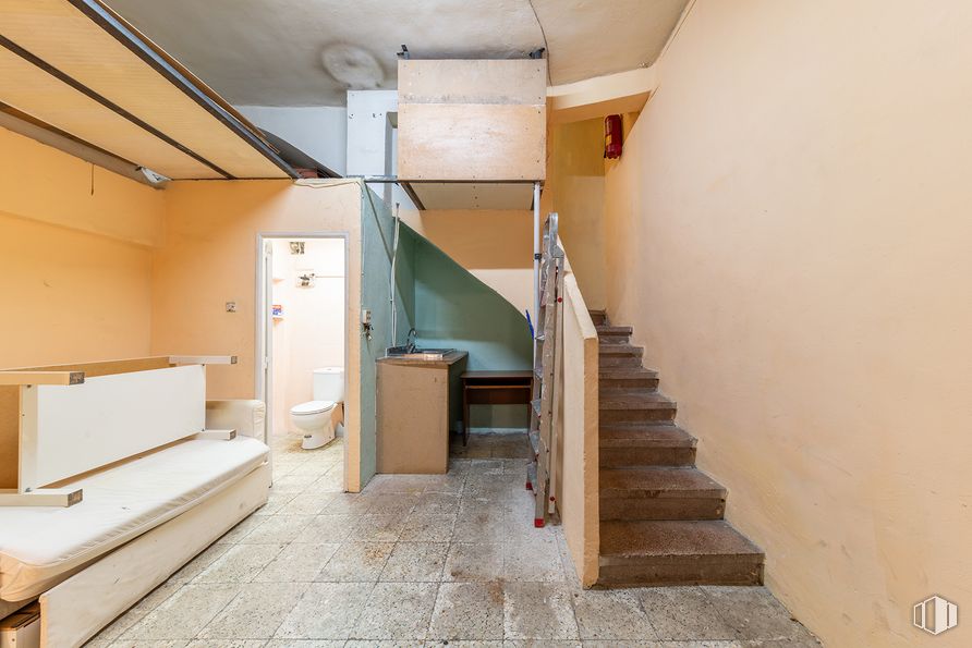 Local en alquiler y venta en Calle San Maximiliano, Ciudad Lineal, Madrid, 28017 con suelos, suelo, material compuesto, escaleras, suelo de baldosas, tinte para madera, material de construcción, azulejo, escayola y contrachapado alrededor