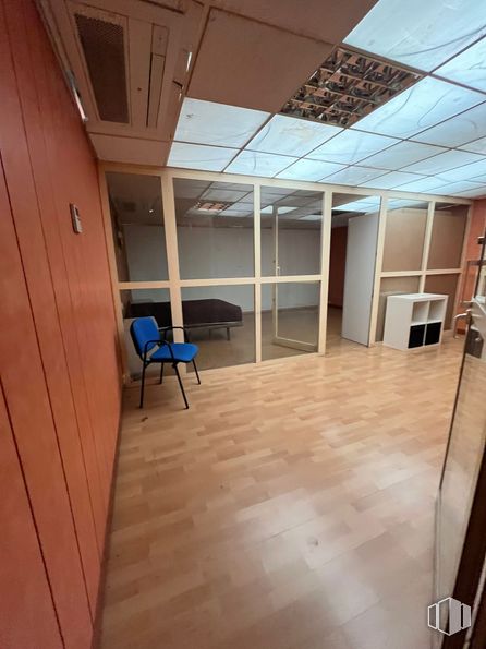 Local en alquiler en Zona Europolis, Las Rozas de Madrid, Madrid, 28230 con silla, madera, accesorio, suelo, suelos, hall, puerta, exterior del automóvil, puerta del vehículo y madera dura alrededor