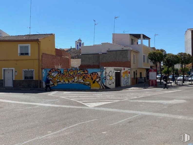 Land for sale at Plaza San Sebastián, Quintanar de la Orden, Toledo, 45800 with building, house, sky, window, asphalt, street light, road surface, art, paint and tree around