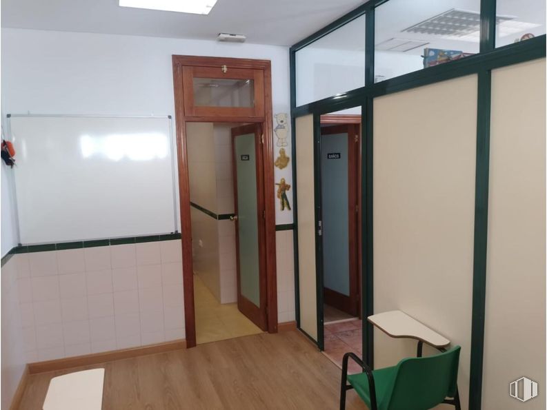 Retail for sale & for rent at Avenida Juan Carlos I, Cuenca, 16004 with chair, door, property, fixture, wood, interior design, floor, flooring, hall and automotive exterior around