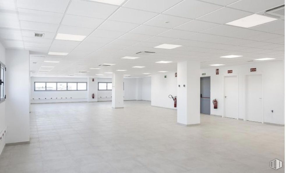 Nave en alquiler en SEGRO Logistics Park Getafe II, Zona Gavilanes, Getafe, Madrid, 28906 con puerta, lámpara, accesorio, suelo, propiedad material, suelos, edificio, techo, hall y evento alrededor